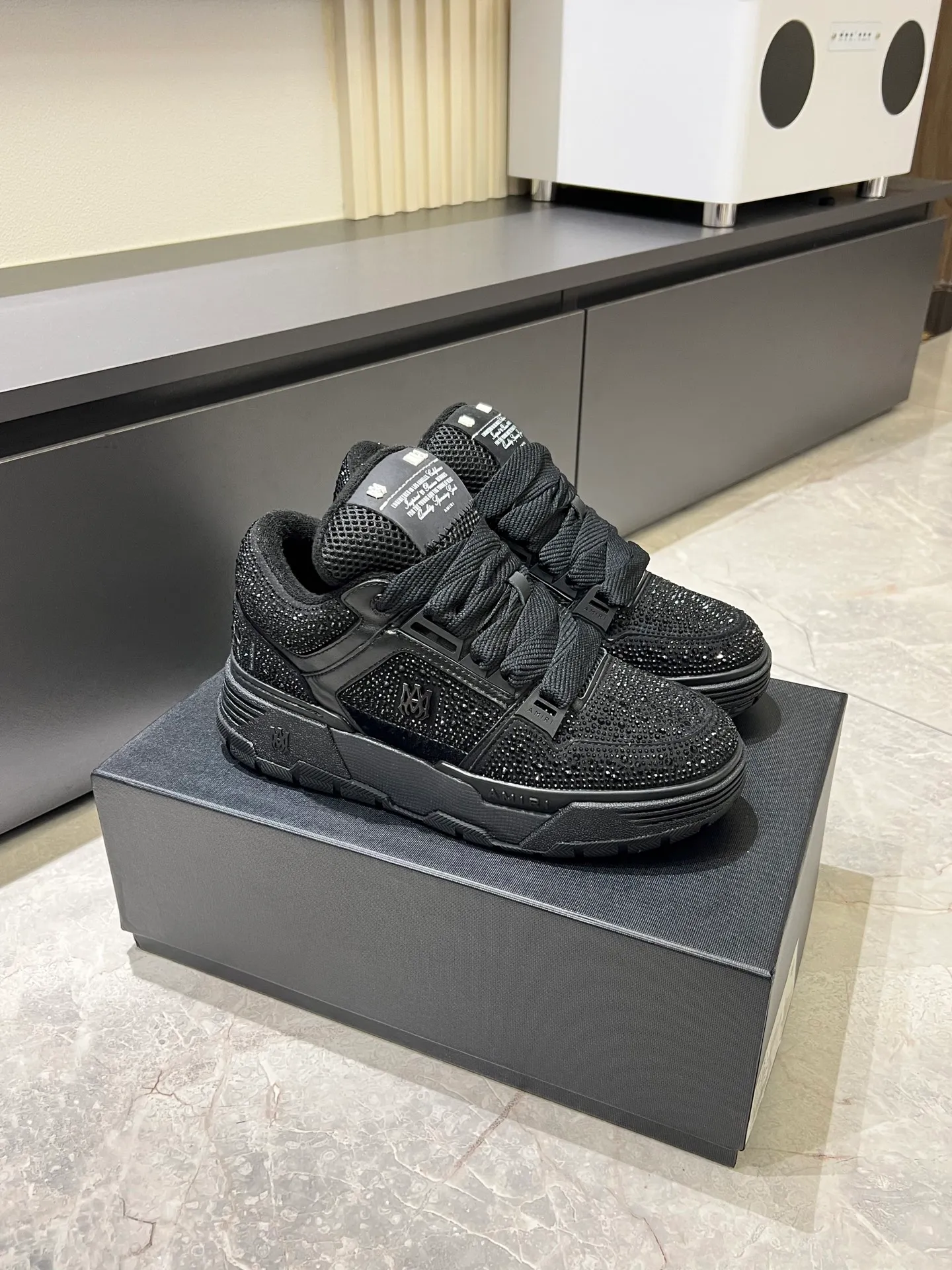 Men's men's shoes 💰p720 [AMIRI] 2025 spring and summer series new sneakers, new 🆕 bread shoes, bread shoes have a very special big tongue design, thickened outsole, rounded toe, oversized rubber sole and perforated star details, whoever wears them will look better! The appearance is responsible, the feet are retro and handsome! Size: 38-45